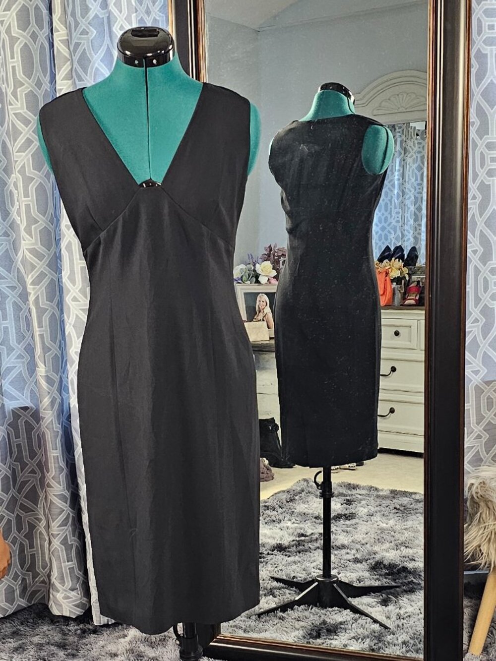 Worth New York Black Sleeveless V‑Neck Sheath Dress – Size 2